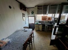 キッチンには勝手口が付き、カースペースからの機能的な動線を確保