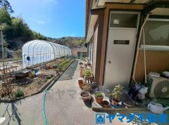 奥の住宅の出入口付近