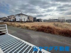 お車の出し入れが苦手なママや小さなお子様にも安心ですね。しっかり舗装もされているので、ベビーカーや自転車で通っても快適に通行できます。