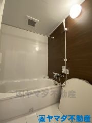 一日の疲れを癒してくれる場所なので、快適に過ごして頂く為にゆったりサイズのバスタブを用意しました。是非半身浴をお楽しみ下さい。