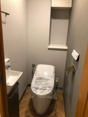 節水型でエコなトイレには、今では当たり前のウォシュレット付き。便座を温める機能もついていて、居心地良くてトイレから出られなくなるかも