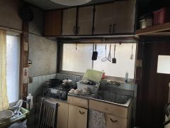 コンパクトキッチンは、省スペースでありながら効率的に作業ができそうですね。背面キッチンは、調理や片づけの動線がシンプルになり、家事がしやすくなりますね。