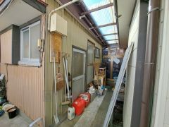 2つの住宅の間にあるサンルーム兼廊下になります。