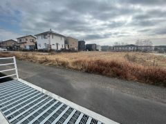 お車の出し入れが苦手なママや小さなお子様にも安心ですね。しっかり舗装もされているので、ベビーカーや自転車で通っても快適に通行できます。