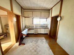背面キッチン、収納箇所が多く、調味料やキッチン道具などいろいろ収納できます。