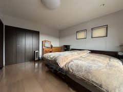 広々とした居住空間は日々の暮らしを彩り、心のやすらぎと満足感を与えてくれます。通風と採光を考慮した設計は子供たちはのびのび育ち、家族でくつろぎと団らんを生み出します。