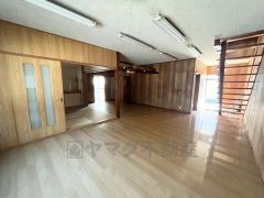 リビング隣の和室は、趣ある安らぎ空間。来訪時や家事スペースとしても重宝しま