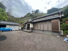 広い敷地内に立つ大変きれいな平家。