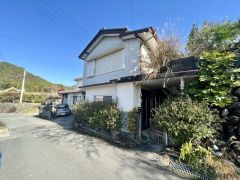 自然豊かな風景とやかな暮らしが魅力の田舎町。美しい田園風景四季折々の自然と人々の温かさが心の癒しになります。