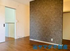 階段上がってすぐ、洋室、壁の後ろにはたくさんの洋服収納できます・