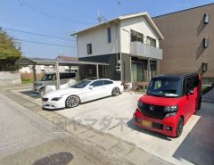 駐車場には車4台駐車できます。