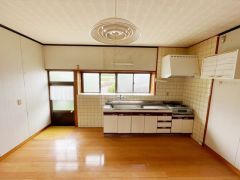キッチン　勝手口が隣接しておりゴミ出しも楽々