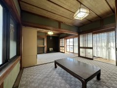 大きな開口からの光が心地よく届き、くつろぎの居室を明るく包みます