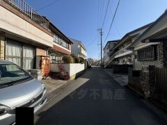 前面道路は閑静な住宅地をはしる車通りの少ない道路。