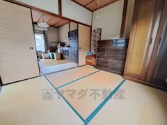 仕切りを開けると家族団らんの開放的空間。閉めれば固有のスペースが作れます