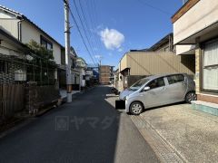 周辺は高い建物が建っていないので、採光や開放性に恵まれ、空が広く緑の多い閑静な趣を感じる環境です。