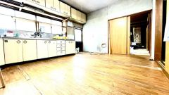 背面キッチンで作業がしやすく、前面の窓からは自然な光が差し込みます。勝手口もあり、動線と通風に優れています