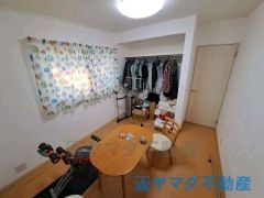 日差しがうれしいリビング。窓からの見晴らしも気持ちいいです