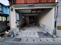 車庫もあり、雨の日乗り降りも雨に濡れる心配がありませんね。