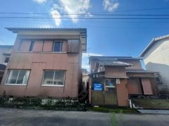 安芸市中心地で大変便利な立地です。建物築年数経過していますが十分使用可能。敷地内にもう1棟建物があり解体すれば駐車場として4から5台分作れます。解体費ご相談可能です。