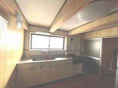 背面キッチン、出窓、自分が調理しやすいように自分好みにリフォームしてみませんか