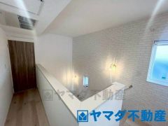 階段にも窓もあり、明るい空間になりますね。