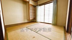 リビング横の和室、床の間に兜やお雛様を飾ったりしても雰囲気が変わりますね。