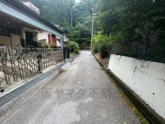 お車の出し入れが苦手なママや小さなお子様にも安心ですね。しっかり舗装もされているので、ベビーカーや自転車で通っても快適に通行できます。