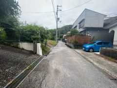 お車の出し入れが苦手なママや小さなお子様にも安心ですね。しっかり舗装もされているので、ベビーカーや自転車で通っても快適に通行できます。