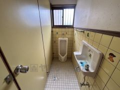 男性用トイレと洋式トイレがあります。