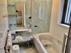 大型の浴槽に浸かって日頃の疲れを癒して頂く事が出来ますね