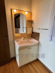 鏡横に収納スペースがあります。