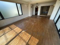 南向きに大きく開いた窓からは、明るい陽射しが射し込みます。