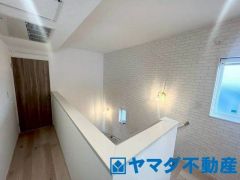 階段にも窓もあり、明るい空間になりますね。
