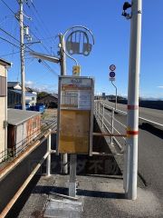 住宅から徒歩1分にバス停があると、非常に便利です。子供の通学や出勤にも安心ですね。