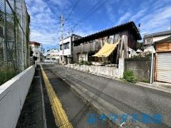 前面道路も広々。