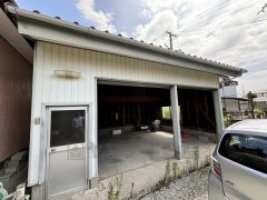 車庫もあり、荷物やアウトドア用品もしまえます。