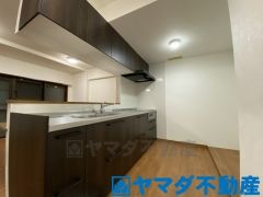 収納スペースもたくさんあり、調理用品や商品ストックもできますね。