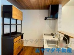 キッチンは家族の絆を育む大切な空間。シンプルで使い易いシステムキッチンで愉しく作る料理は愛情のある美味しいご馳走に