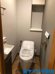 節水型でエコなトイレには、今では当たり前のウォシュレット付き。便座を温める機能もついていて、居心地良くてトイレから出られなくなるかも