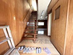 手すりがあり、階段の上り下りは安全ですね。