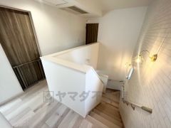 階段、手すりもあり安心安全ですね。