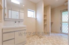 洗面脱衣所、収納スペースもあり、室内で干すスペースもあり、雨の日や花粉の時期気にせず干せます