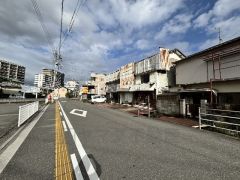 前面道路も広々。