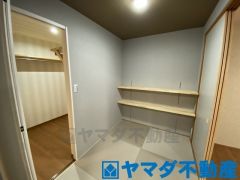 和室のお部屋、稼働棚もあり、お子様のおもちゃなど収納、小物を飾ったり色々と