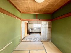 リビング横の和室、お子様の遊び場やお昼寝、来客用の寝室にと多様な用途で使えます。
