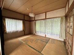 大きな窓もあり、日中は自然光が入り開放的が感じられます。季節や時間帯に合わせた雰囲気作りをしませんか