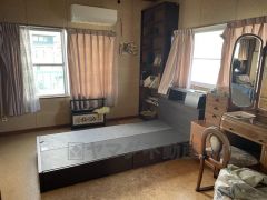 明るい陽射しが射し込む心地良い空間です