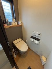 節水型でエコなトイレには、今では当たり前のウォシュレット付き。