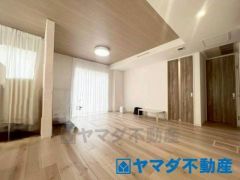 大型テレビも置ける、広々リビングは、陽当りが良く、部屋いっぱいに明るい陽光が広がります。 明るく居心地の良いリビング空間には、自然と家族が集まります